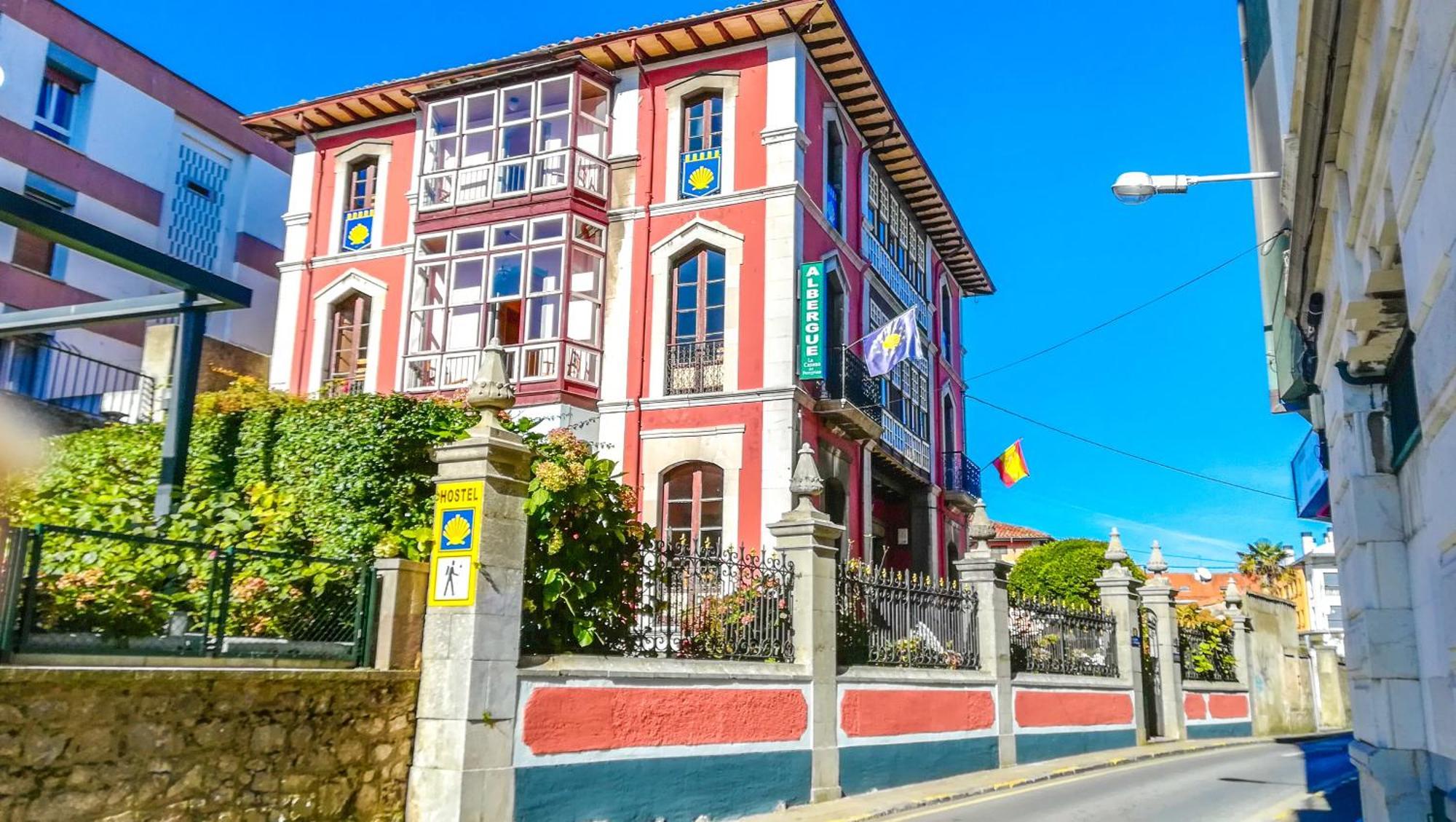 Albergue La Casona Del Peregrino Llanes Kültér fotó